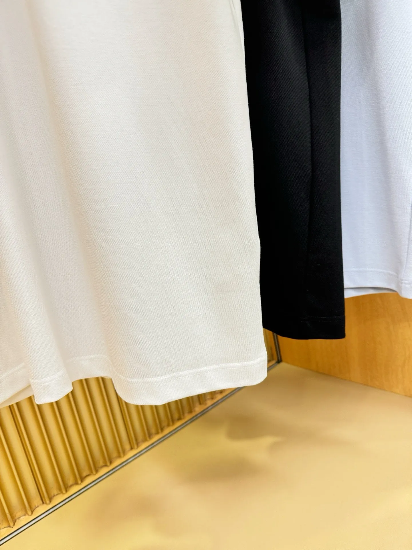 Loro Piana 2026 official spring and summer New Arrival counters are simultaneously available. Men's lapel short-sleeved POLO shirts, Premium main line Series, imported piqué mercerized cotton fabric, with first-class texture, excellent skin-friendliness, silky and delicate touch, fashionable three-button placket design, with small lapels, fashionable and age-reducing, the upper body is full of Italian accent, full of style. Sizes:M-4XL